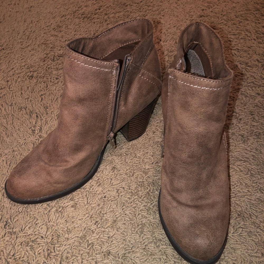 Rampage Women’s Heeled Ankle Boots Taupe Suede Booties - Picture 2 of 4